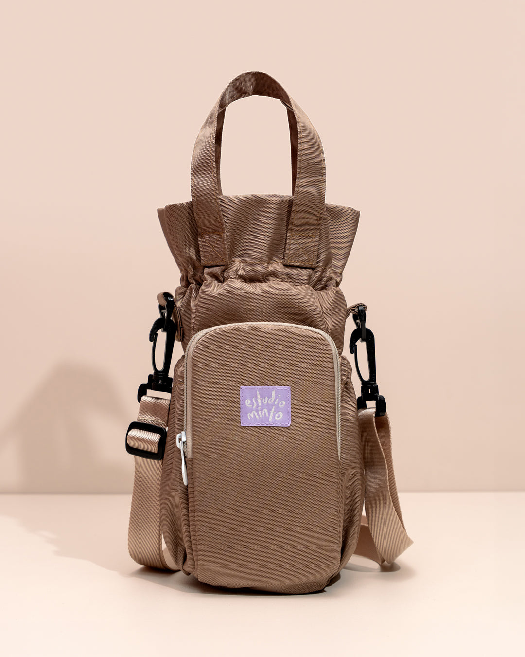 Bolso para Termo Mocca con compartimento para botella y espacio para objetos personales.
