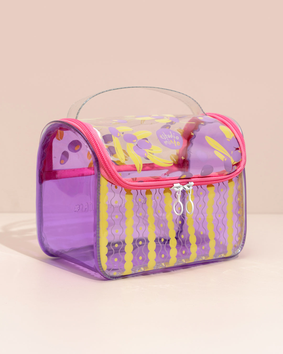 Neceser de Viaje Mediano Lila Olives en vinilo translúcido rosa con estampado frutal y asa superior