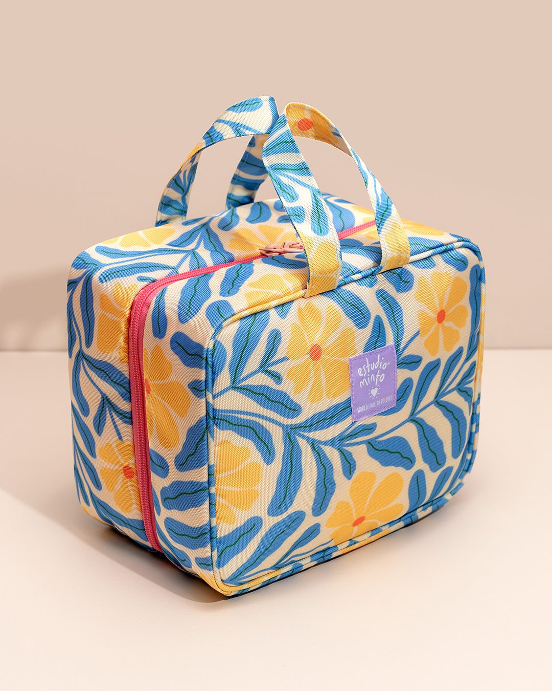 Organizador de Viaje Aster cerrado, con manija y diseño estampado en lona.