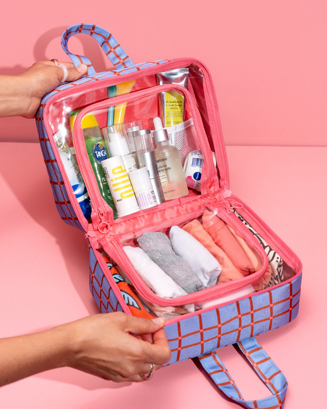 Interior del Organizador de Viaje Aster con bolsillos y compartimentos para maquillaje y productos de cuidado personal.