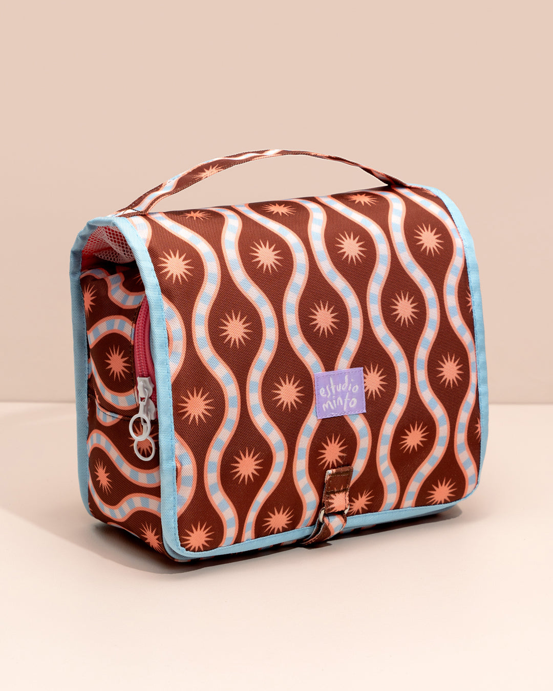 Organizador de Viaje Fun Sun Kiss Caramel con compartimentos internos, bolsillos y gancho para colgar.