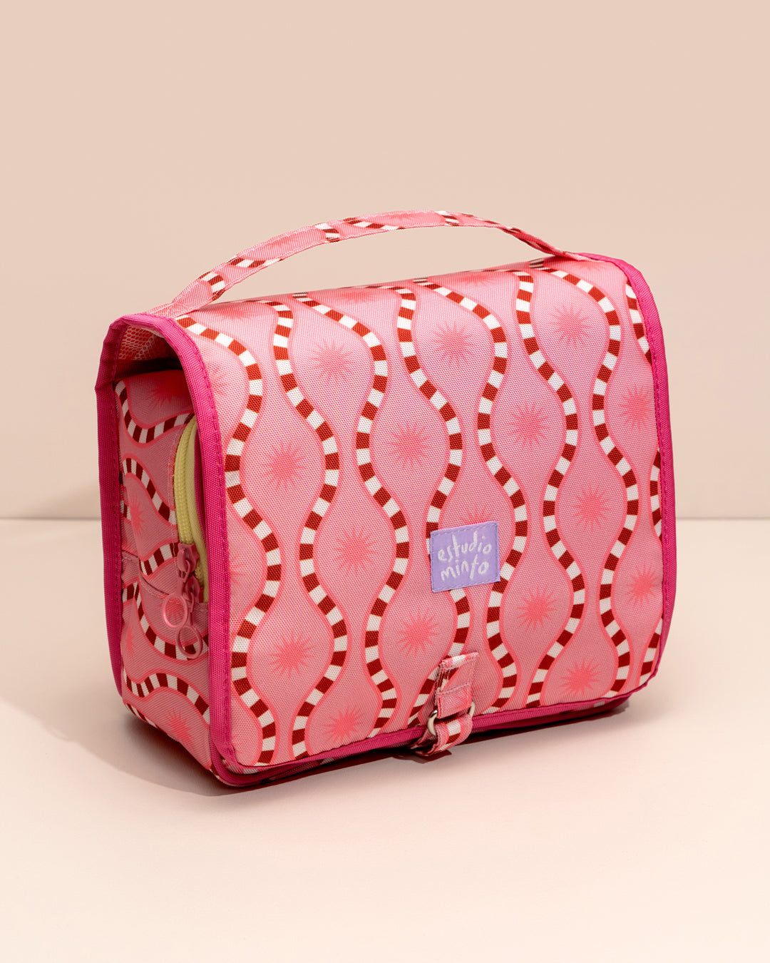 Organizador de Viaje Fun Sun Kiss Pink con compartimentos internos, bolsillos y gancho para colgar.