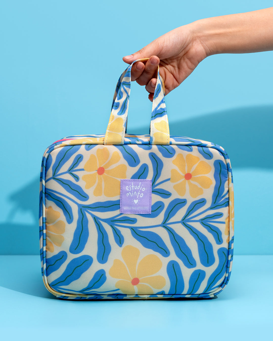 Organizador de Viaje Aster con bolsillos y compartimentos para maquillaje y productos de cuidado personal.