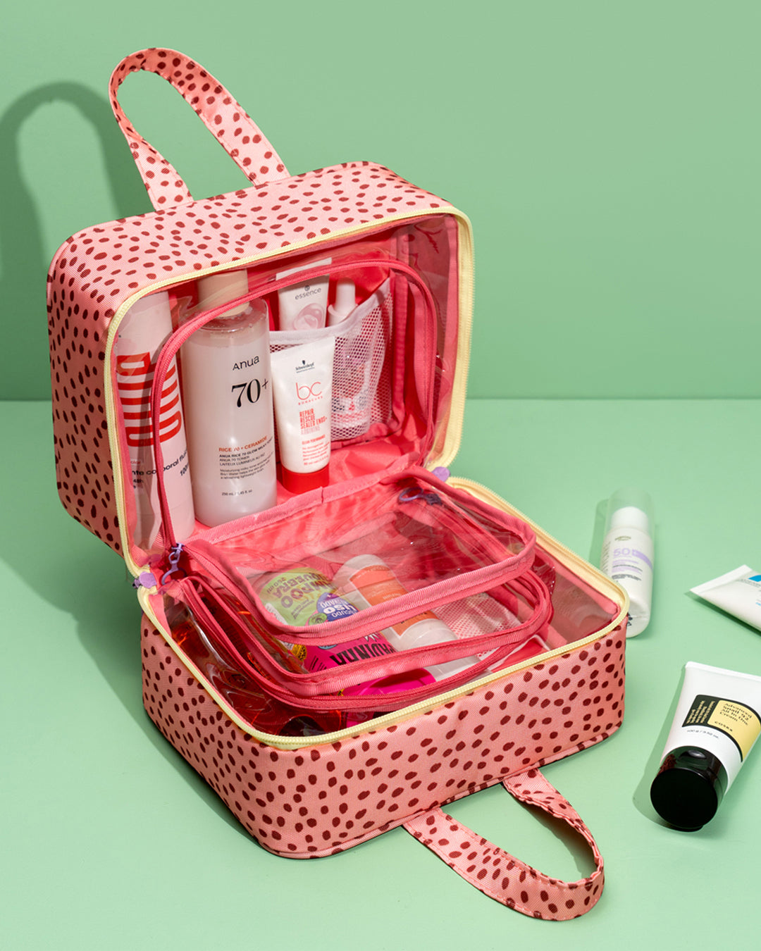 Interior del Organizador de Viaje Aster con bolsillos y compartimentos para maquillaje y productos de cuidado personal.