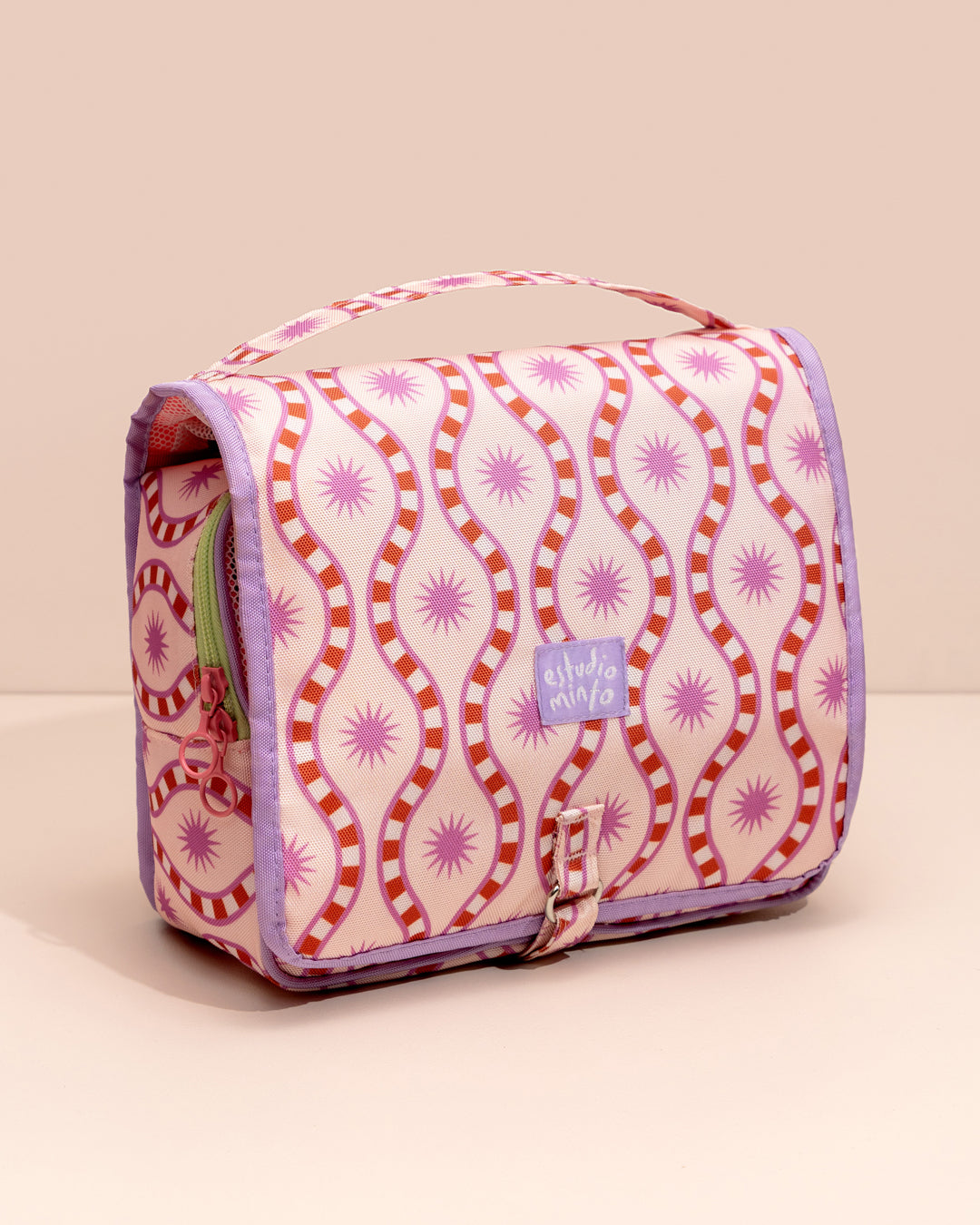 Organizador de Viaje Fun Sun Kiss Lavender con compartimentos internos, bolsillos y gancho para colgar.